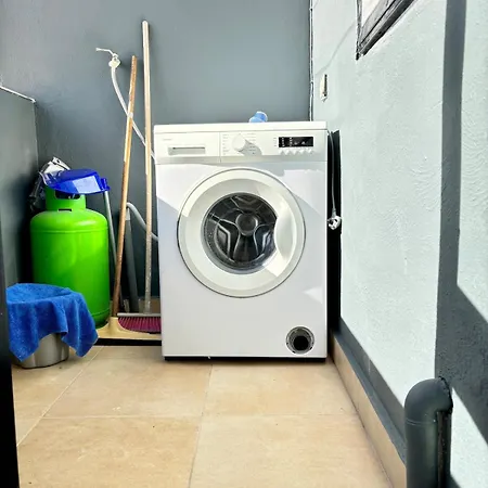 Spacious 1-bedroom Retreat Cafes, Wine Bars & Old Town At Your Doorstep Apartment