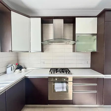 Spacious 1-bedroom Retreat Cafes, Wine Bars & Old Town At Your Doorstep