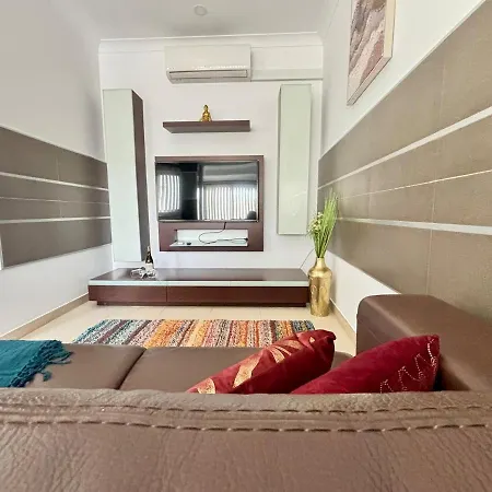 Spacious 1-bedroom Retreat Cafes, Wine Bars & Old Town At Your Doorstep *