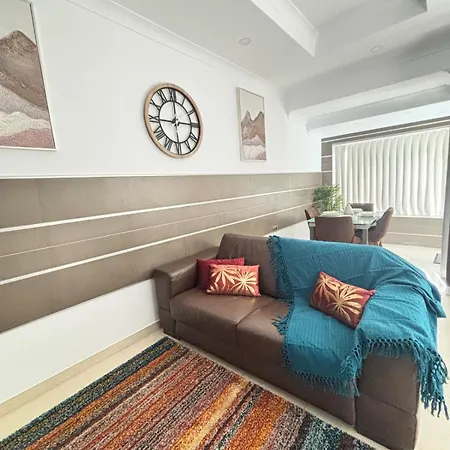 Spacious 1-bedroom Retreat Cafes, Wine Bars & Old Town At Your Doorstep