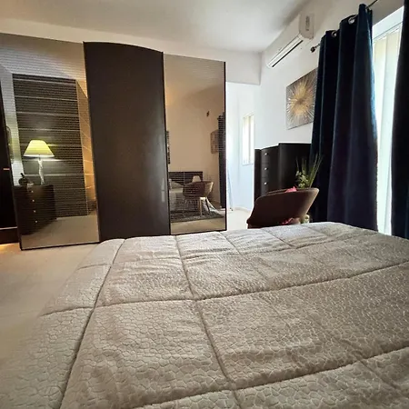 Apartment Spacious 1-bedroom Retreat Cafes, Wine Bars & Old Town At Your Doorstep *