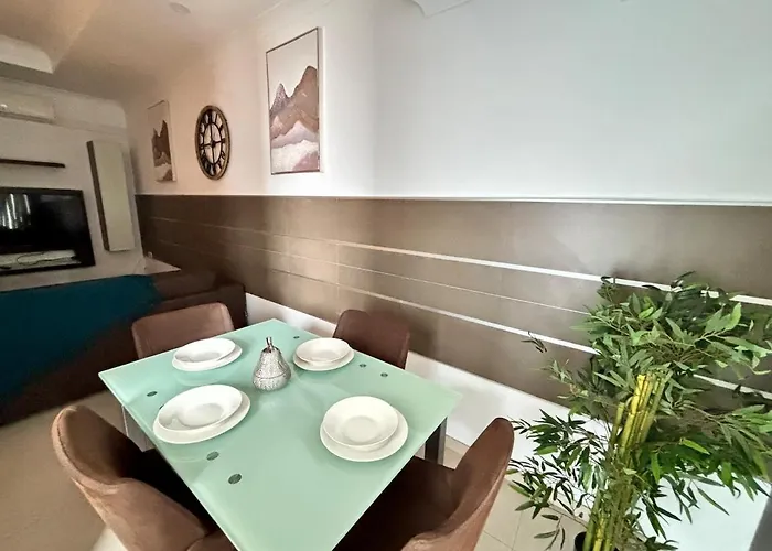 Spacious 1-bedroom Retreat Cafes, Wine Bars & Old Town At Your Doorstep *