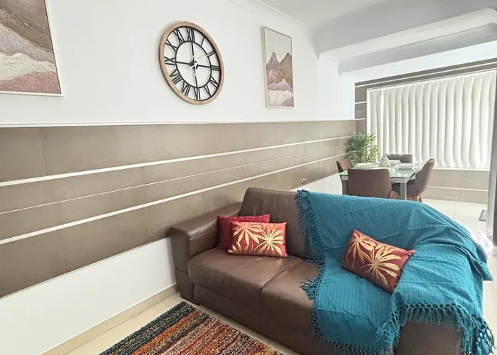 Spacious 1-bedroom Retreat Cafes, Wine Bars & Old Town At Your Doorstep