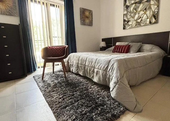 Spacious 1-bedroom Retreat Cafes, Wine Bars & Old Town At Your Doorstep Appartement