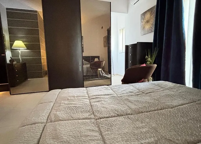 Appartement Spacious 1-bedroom Retreat Cafes, Wine Bars & Old Town At Your Doorstep *