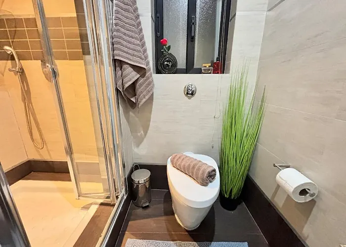 Appartement Spacious 1-bedroom Retreat Cafes, Wine Bars & Old Town At Your Doorstep