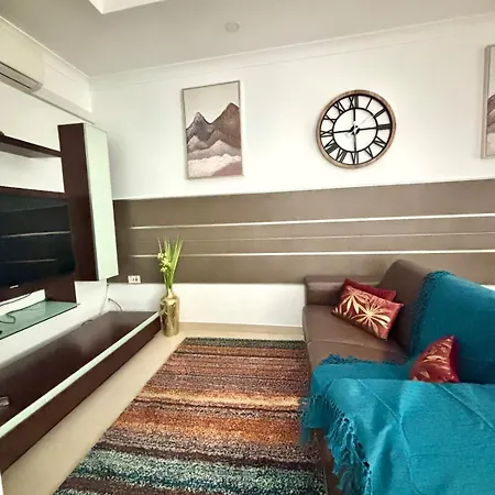 Spacious 1-bedroom Retreat Cafes, Wine Bars & Old Town At Your Doorstep *