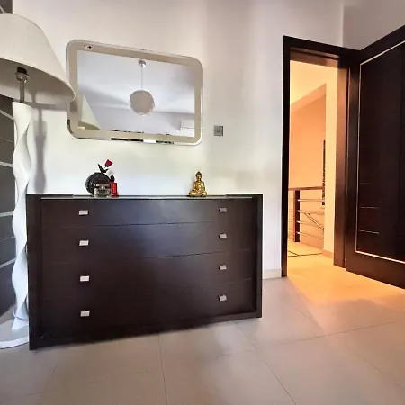 Spacious 1-bedroom Retreat Cafes, Wine Bars & Old Town At Your Doorstep *