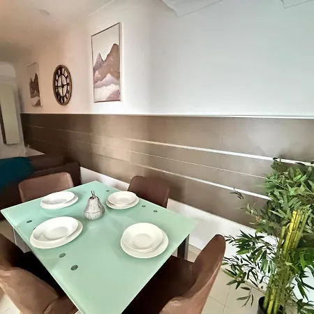 Spacious 1-bedroom Retreat Cafes, Wine Bars & Old Town At Your Doorstep *