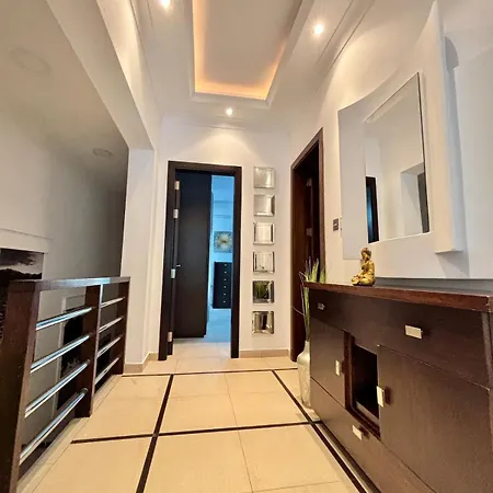 Spacious 1-bedroom Retreat Cafes, Wine Bars & Old Town At Your Doorstep *