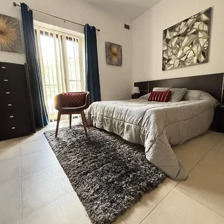 Spacious 1-bedroom Retreat Cafes, Wine Bars & Old Town At Your Doorstep Διαμέρισμα