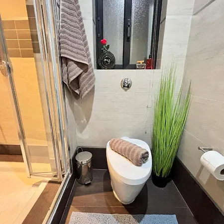 Διαμέρισμα Spacious 1-bedroom Retreat Cafes, Wine Bars & Old Town At Your Doorstep