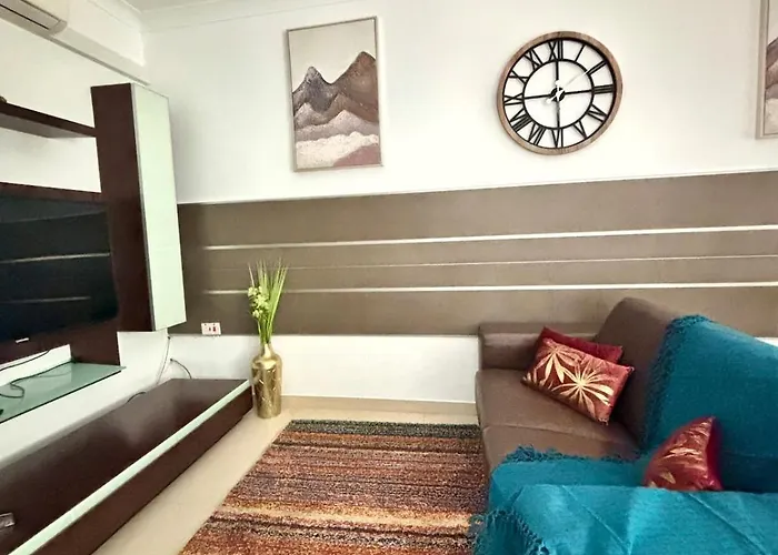 Spacious 1-bedroom Retreat Cafes, Wine Bars & Old Town At Your Doorstep *