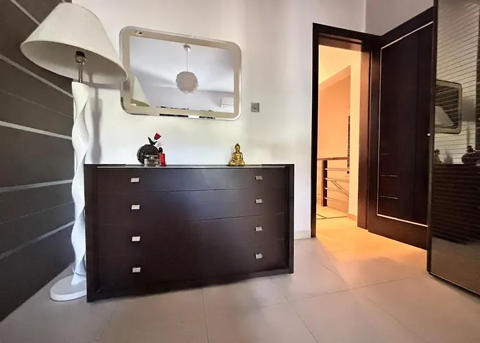 Spacious 1-bedroom Retreat Cafes, Wine Bars & Old Town At Your Doorstep *