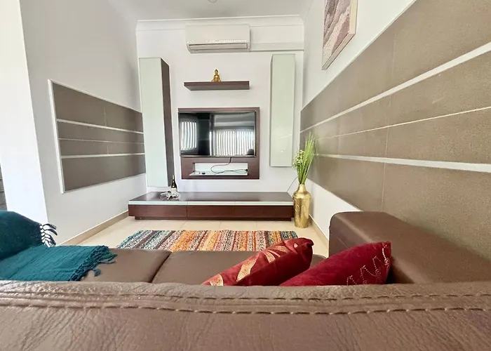 Spacious 1-bedroom Retreat Cafes, Wine Bars & Old Town At Your Doorstep *