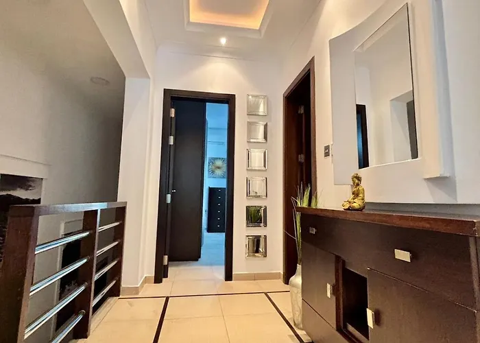 Spacious 1-bedroom Retreat Cafes, Wine Bars & Old Town At Your Doorstep *